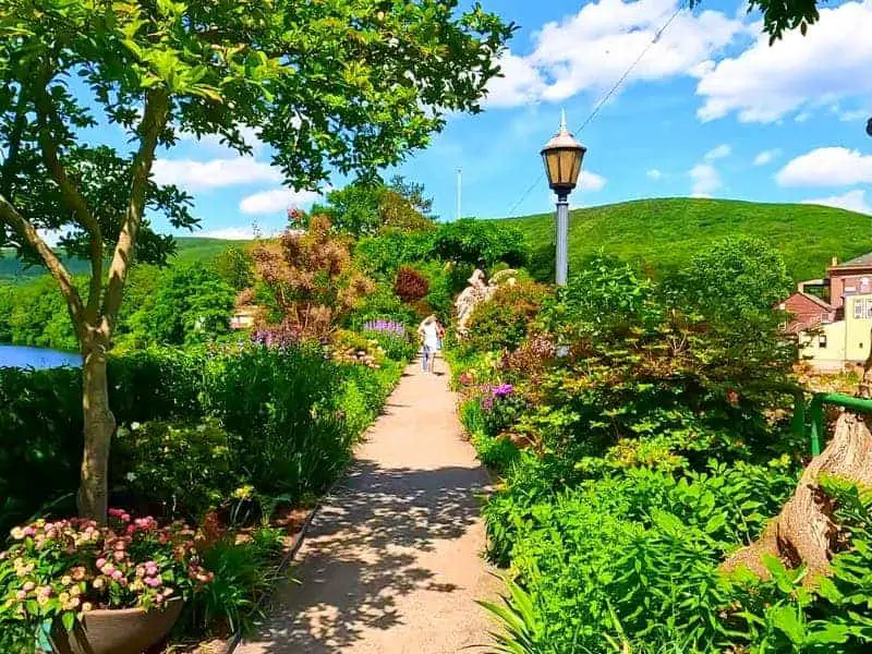 Bridge of Flowers